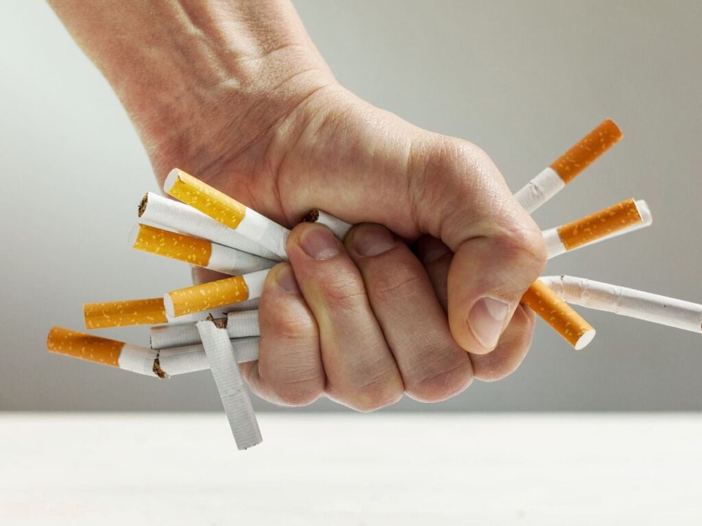 How quickly does the risk of cancer increase with daily smoking?