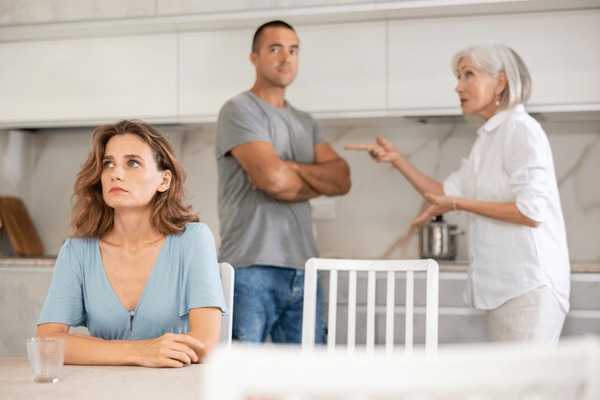 problems between mother-in-law and daughter-in-law
