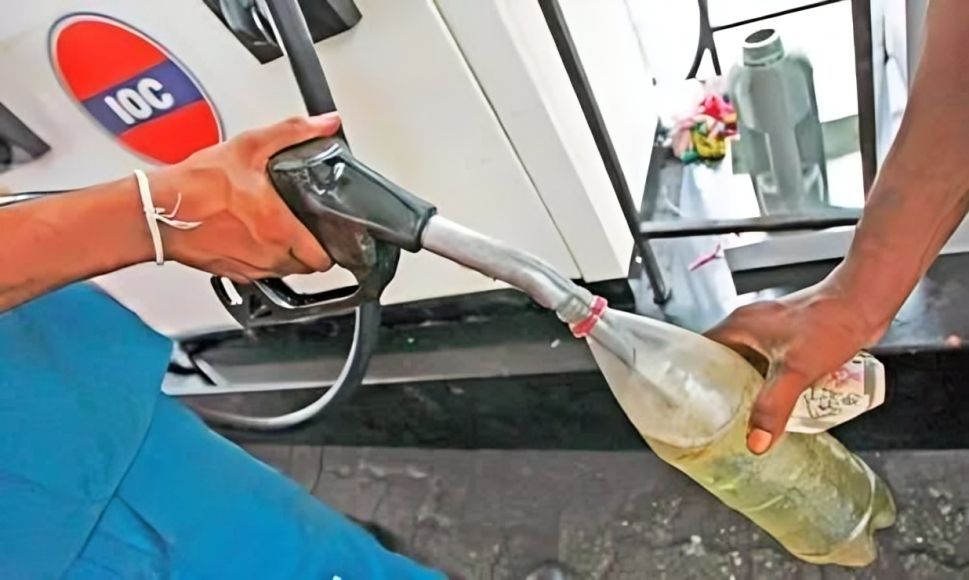 What are the penalties for selling or buying fuel in plastic bottles in Odisha?