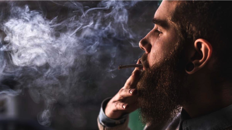 do intelligent people smoke