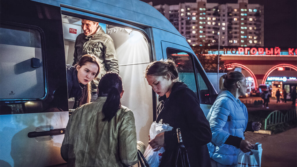 Does Russia require HIV testing for foreigners or special groups?